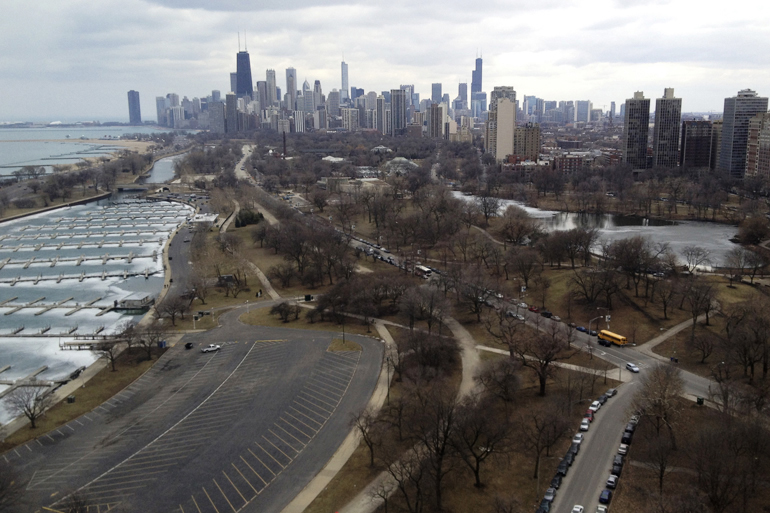 I spent Saturday night in my friend\'s apartment, which affords a great southward view of Chicago. The late-afternoon view was quite grand...